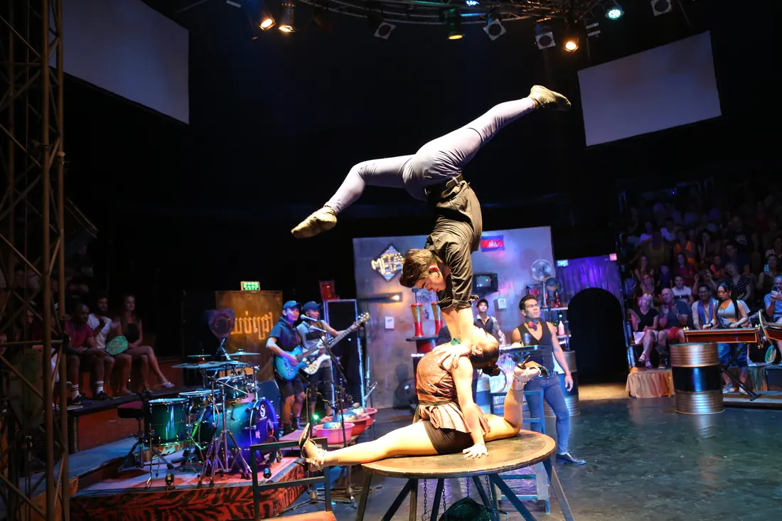 Performere under et Phare-cirkusshow i Siem Reap