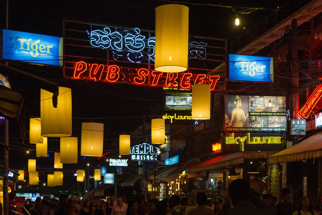 Pub Street i Siem Reap oplyst om natten